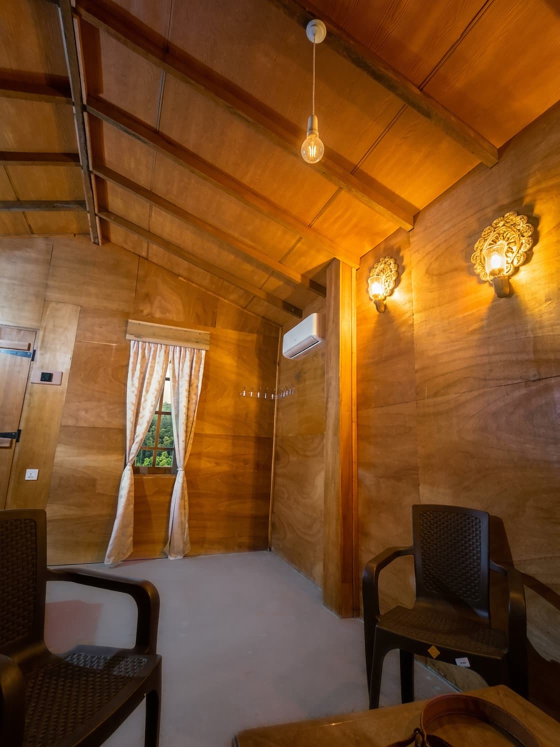 Deluxe Jungle Cabana view 4